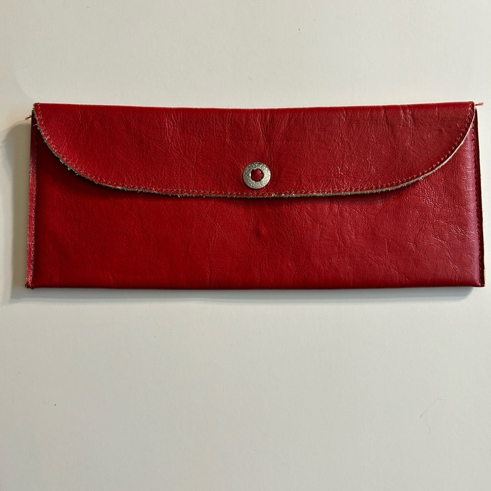 RED TEXTURE LEATHER THIN ENVELOPE
SHAPE FOLD OVER SNAP CLOSURE RAW LINING GOTH